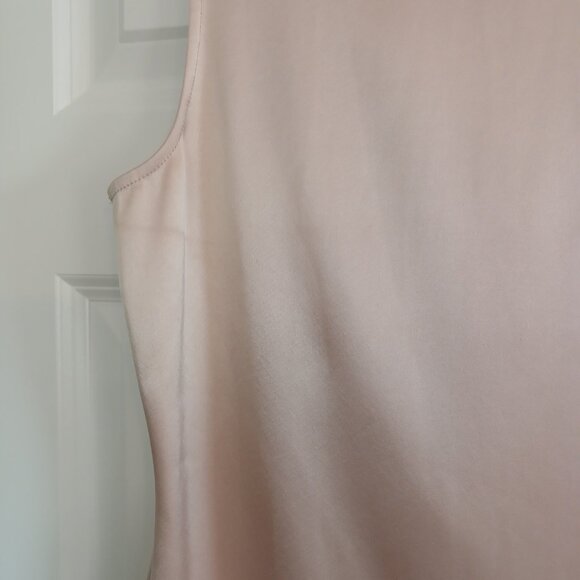 ST. JOHN Champagne Satin V Neck Pleated Flowy Sleeveless Top Blouse - Picture 6 of 7